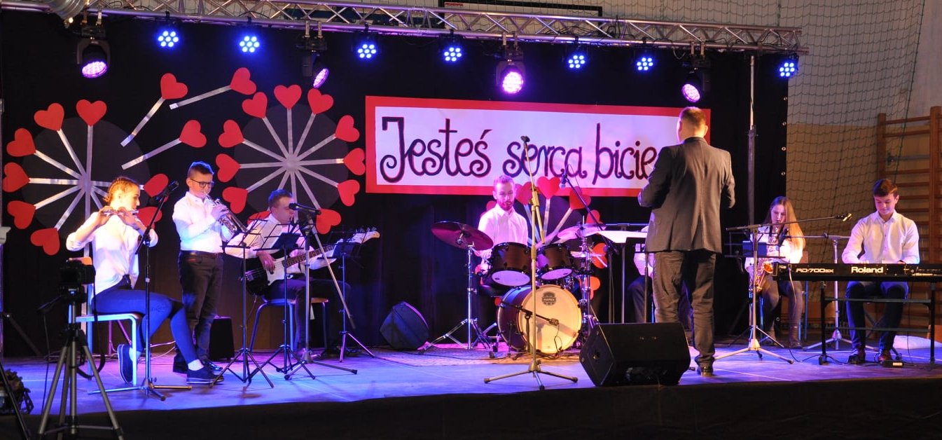 Na scenie instrumentaliści SOM. 