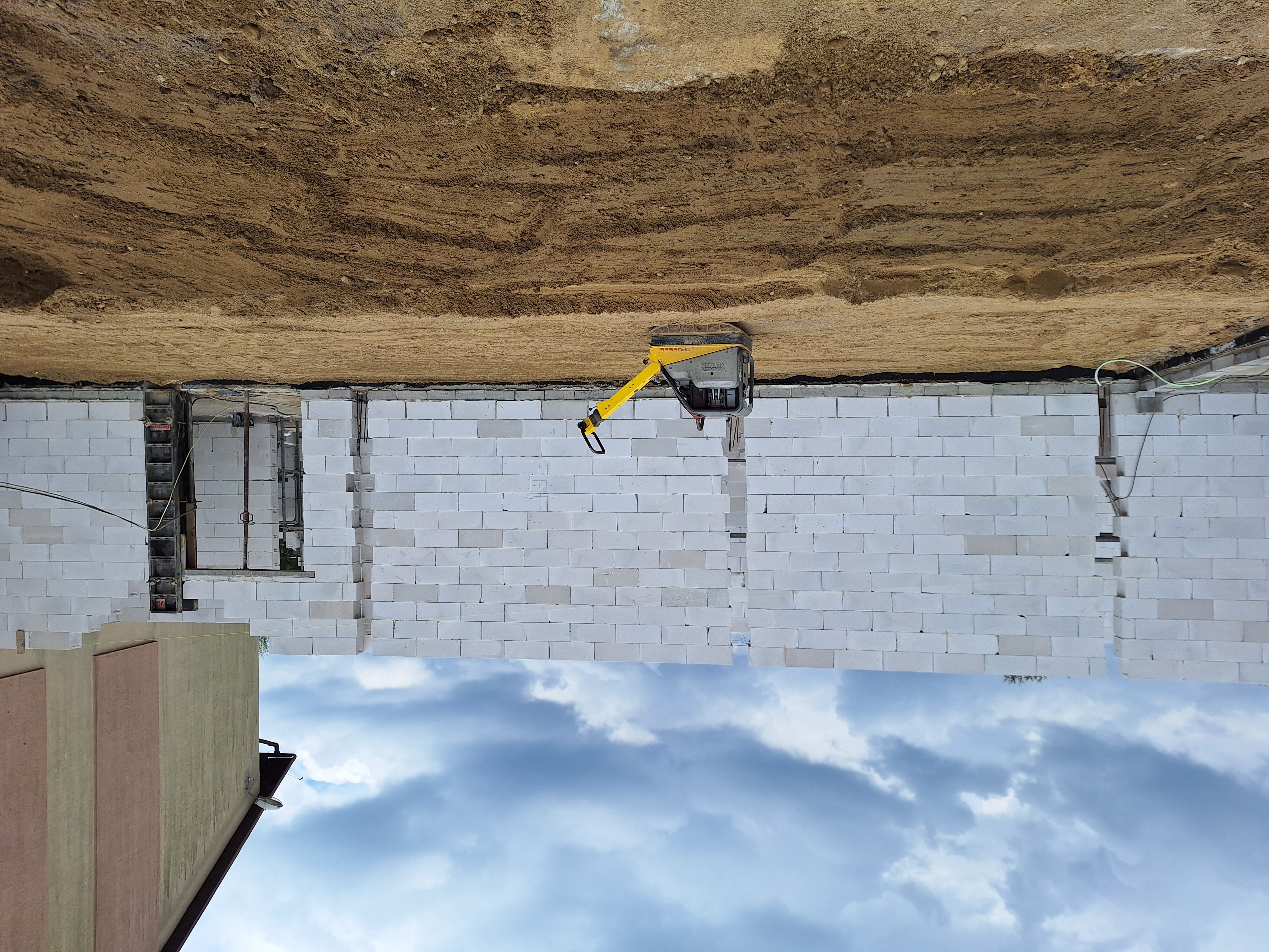 Zdjęcia z prac przy budowie hali sportowej w Partyni