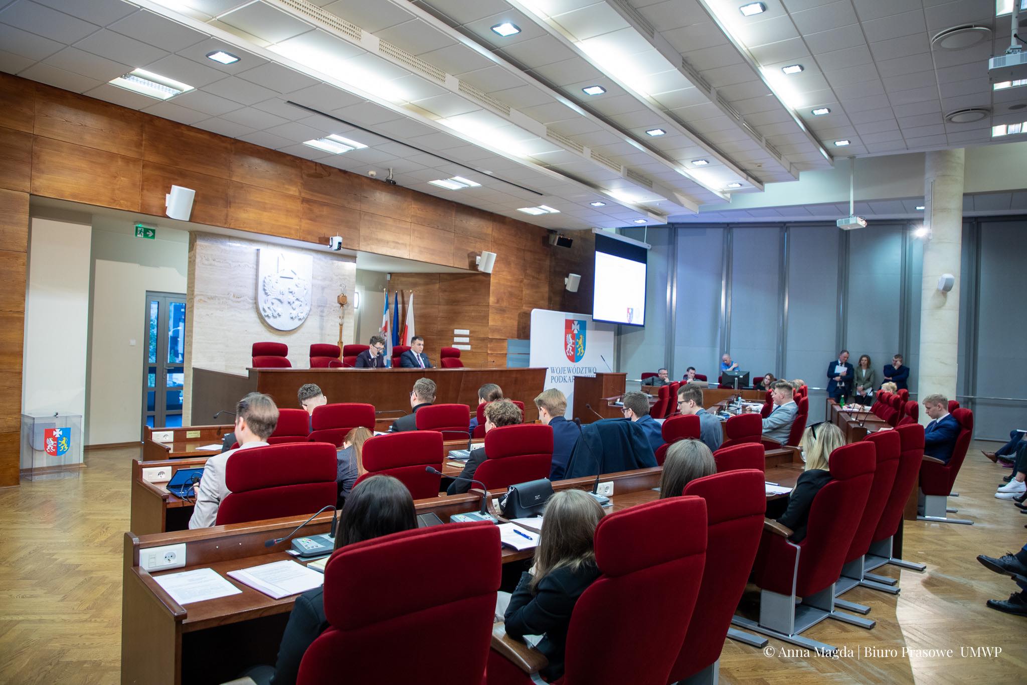 zdjęcie ukazujące sale Młodzieżowego Sejmiku Województwa Podkarpackiego z osobami siedzącymi