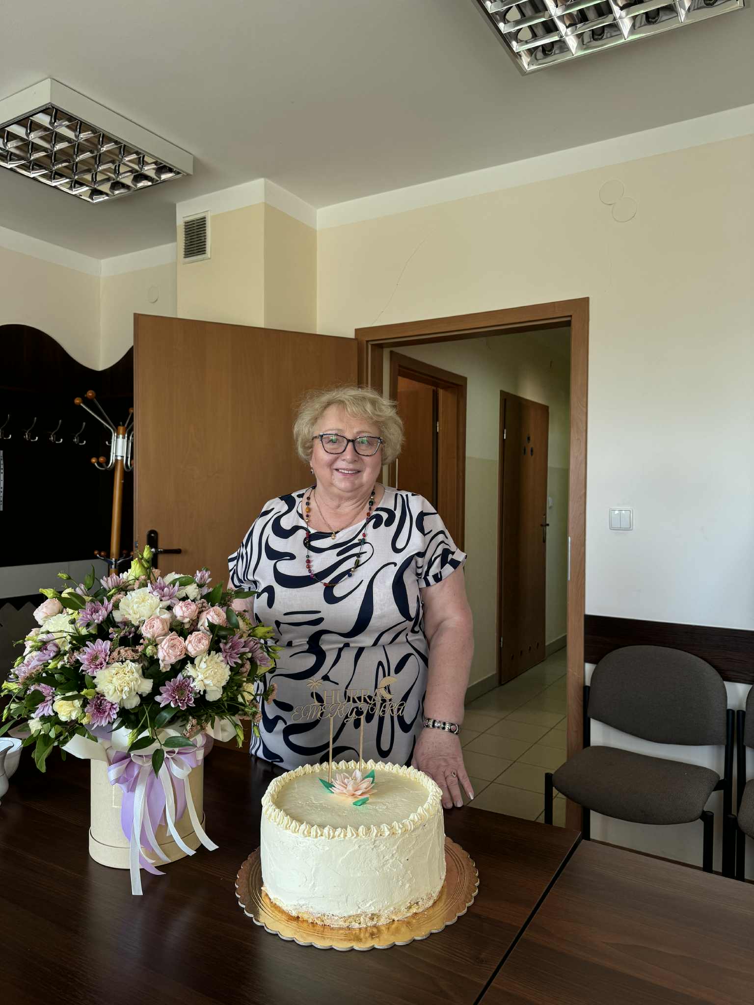 Zdjęcie Pani Jadwigi z kwiatkami i tortem