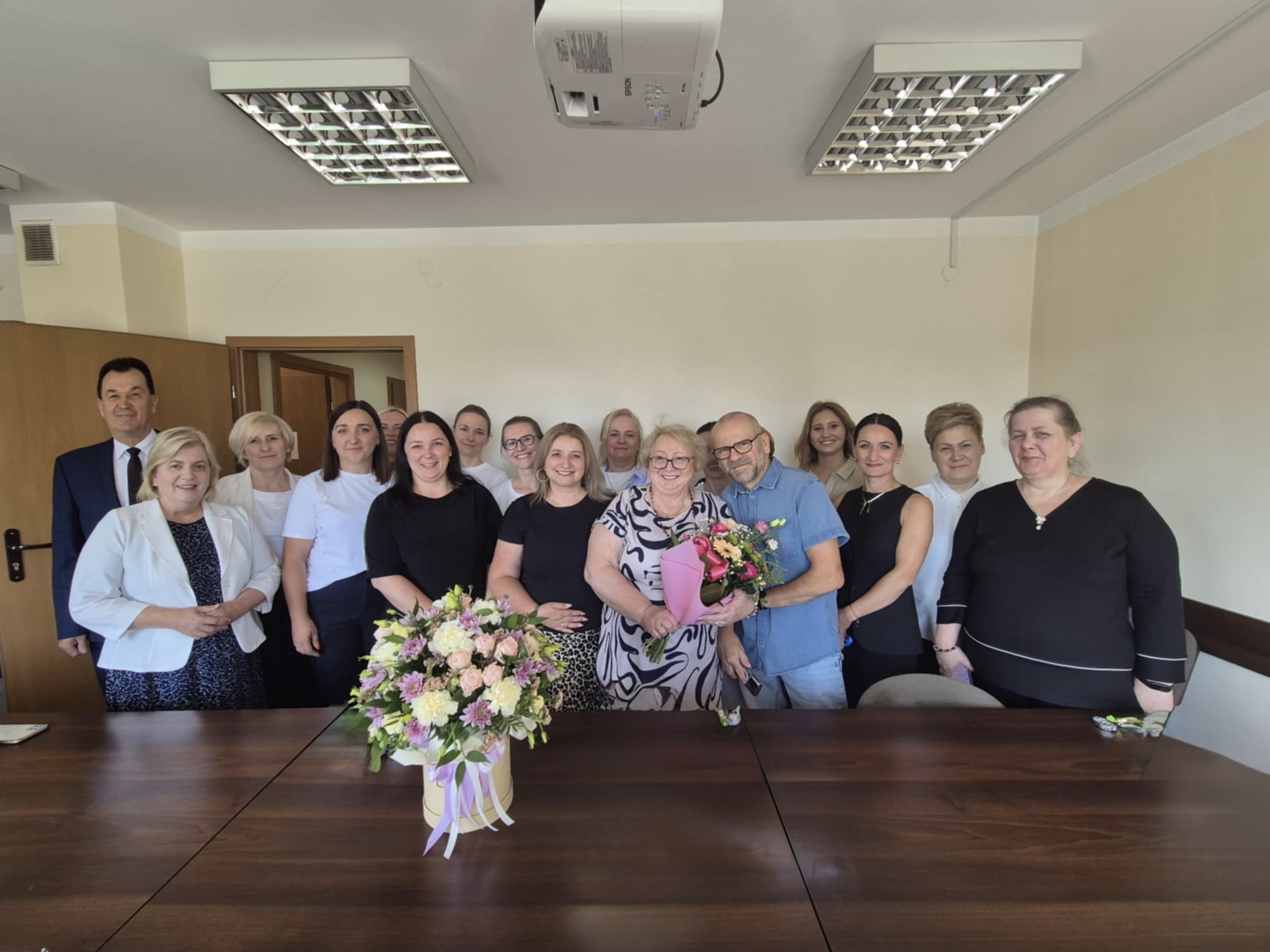 Zdjęcie Pani Jadwigi z kolegami i koleżankami z pracy